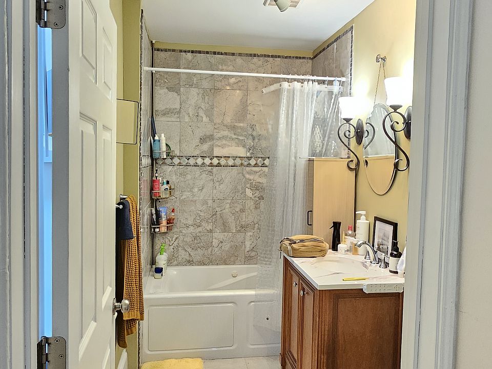 En-suite bathroom in master bedroom