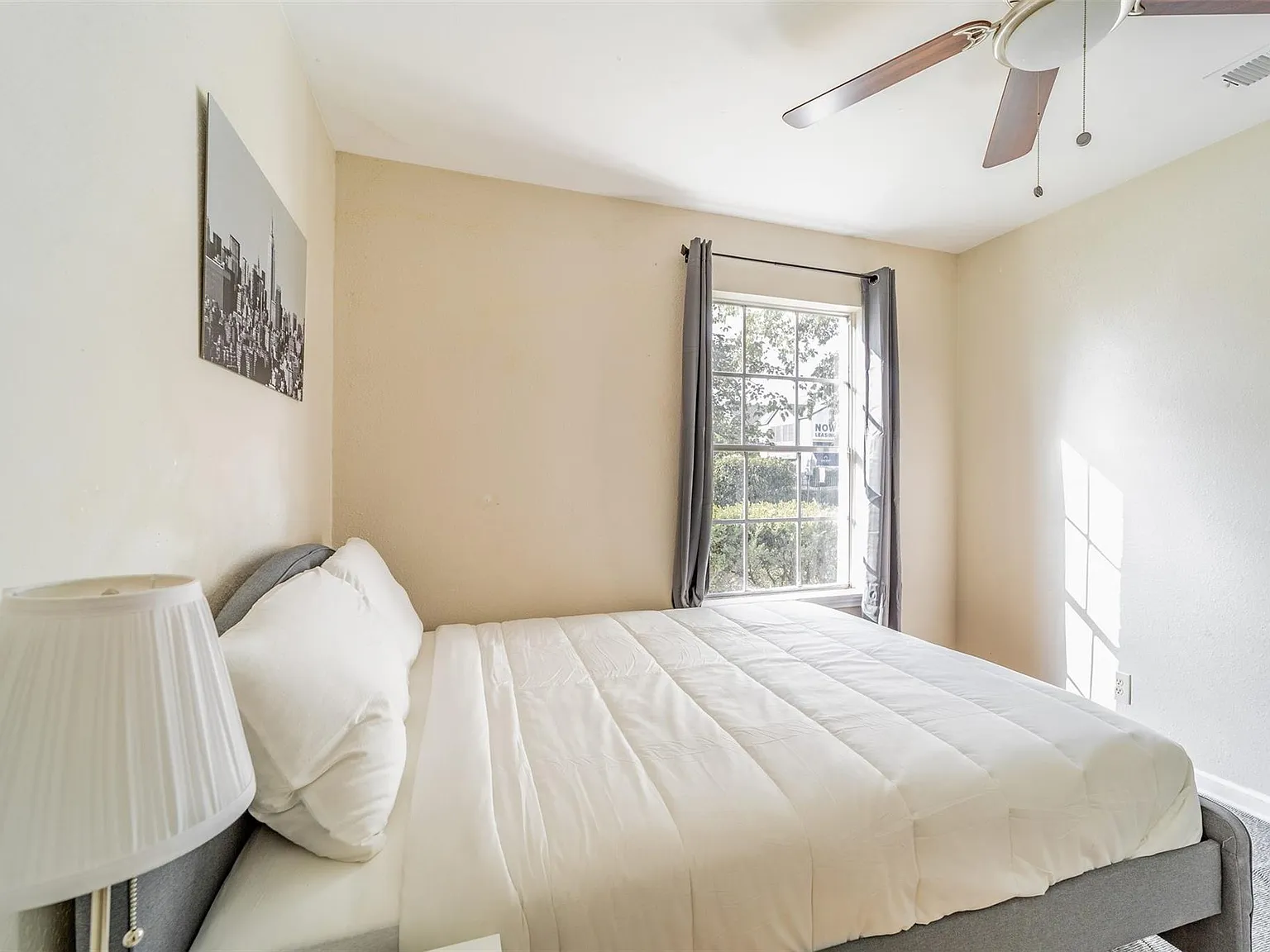 4 bed, 3.0 bath, 1942 sqft, $2,400 — Photo 2