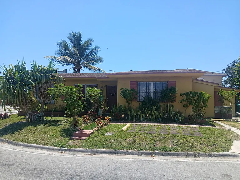 1702 NW 5th St — Photo 2