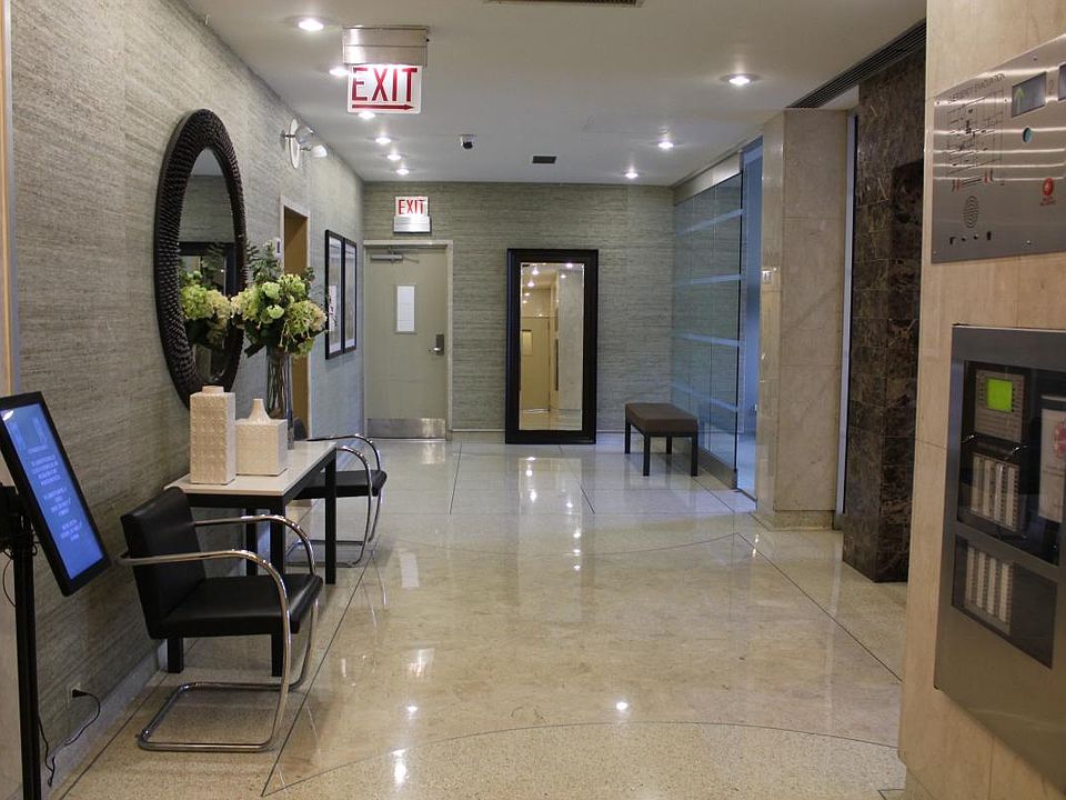 1st image of 556 W Cornelia Ave