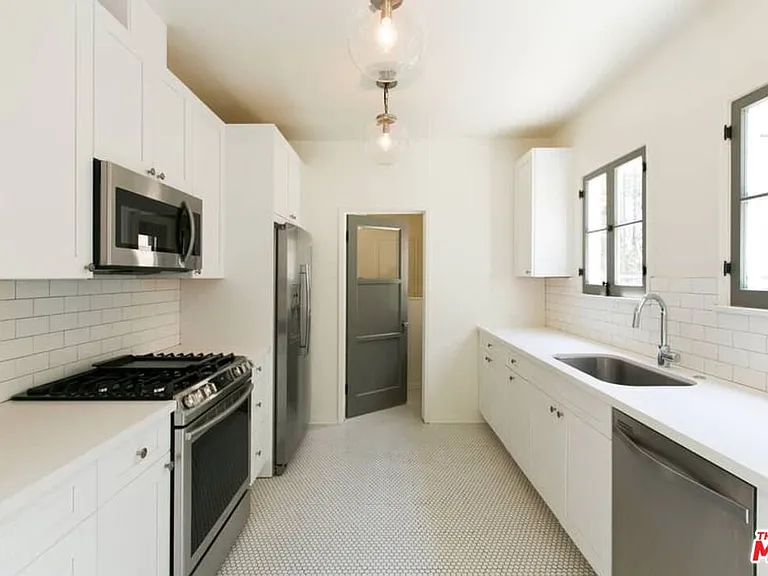 1136 S Hayworth Ave — Photo 7