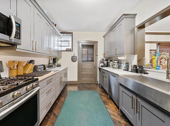 5th image of 7637 N Bosworth Ave #1