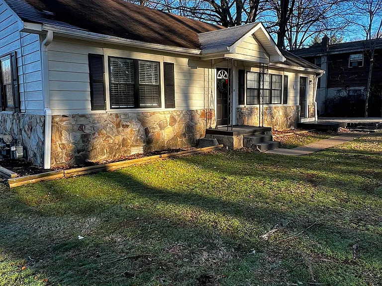 2415 Hamill Rd — Photo 3