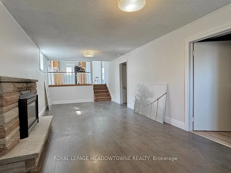 739 Consort Cres — Photo 3
