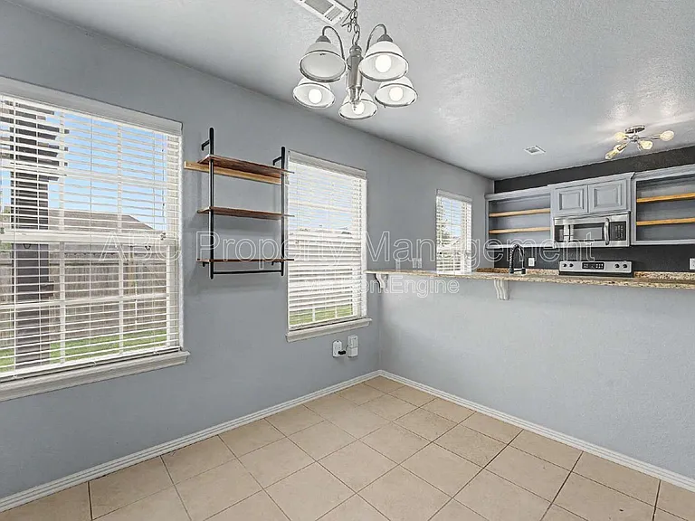 3801 SW Gibson Ave — Photo 6
