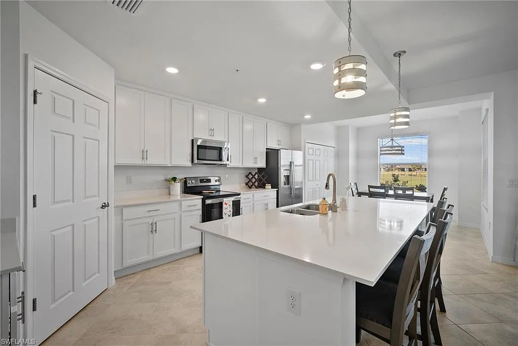 2 bed, 2.0 bath, 1366 sqft, $6,500 — Photo 2
