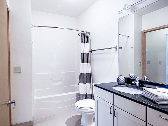 7West Apartment Homes Bathroom