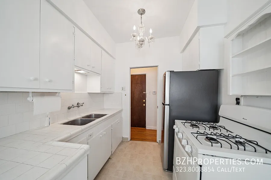 1 Bedroom with Central AC - Prime Beverly Hills — Photo 4