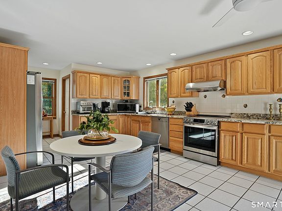 5th image of 128 Carmen Hill Road