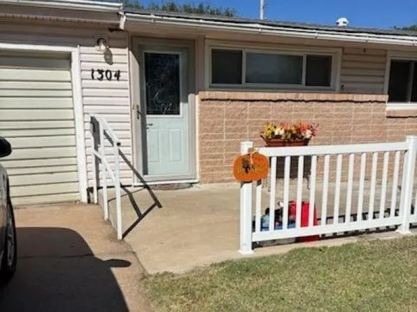 1304 Fairway St, Salina, KS 67401