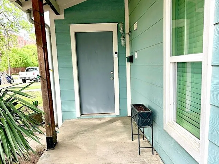 412 University St — Photo 2