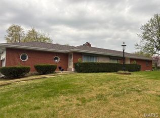 26 Ranchview Dr, Florissant, MO 63033