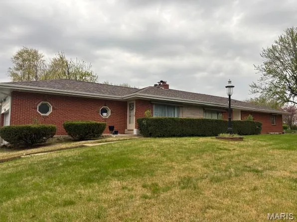 26 Ranchview Dr, Florissant, MO 63033