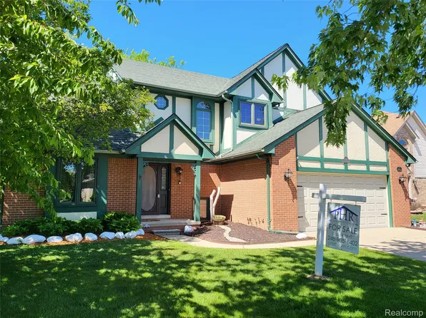 15743 Greenview Dr, Fraser, MI 48026