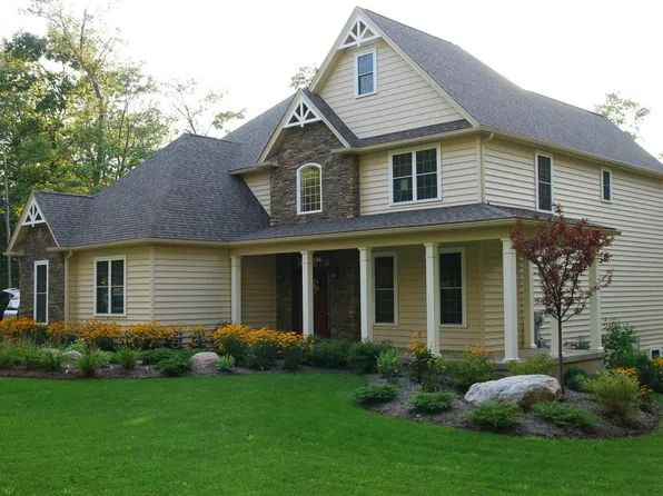 422 Ice Harvest Dr, Mountain Top, PA 18707