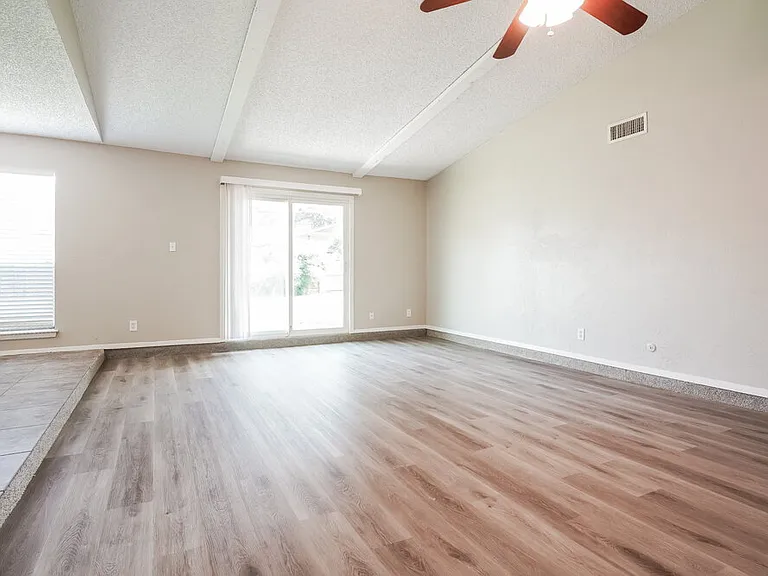 618 Thornwood Trl — Photo 4