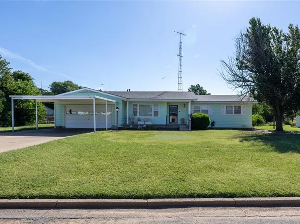 821 N 1st St, Okeene, OK 73763