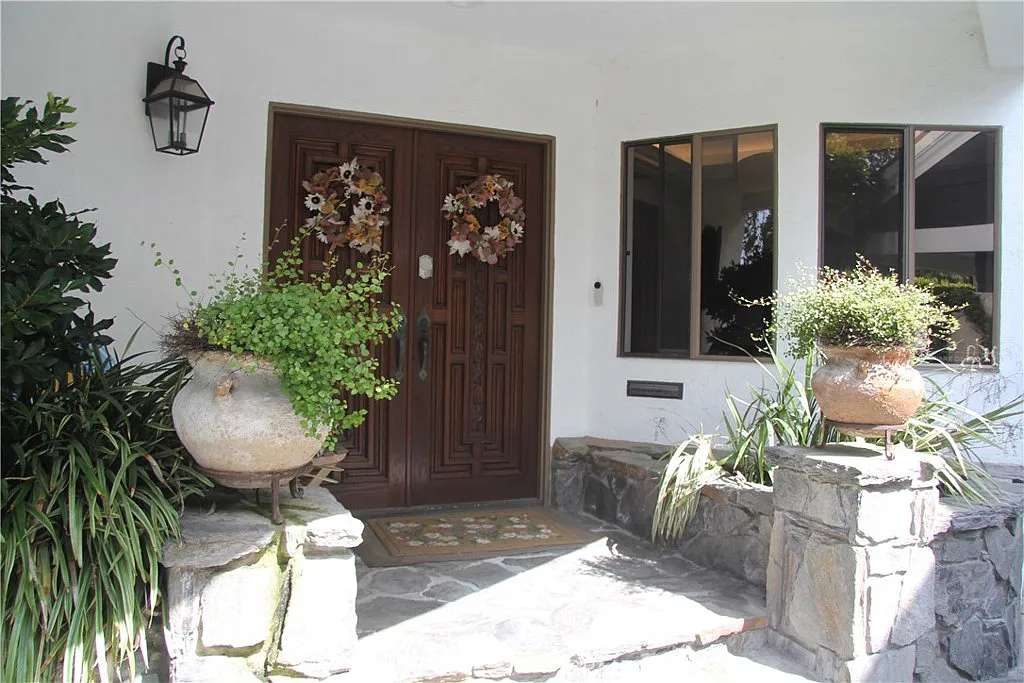 4 bed, 2.5 bath, 2914 sqft, $16,000 — Photo 2