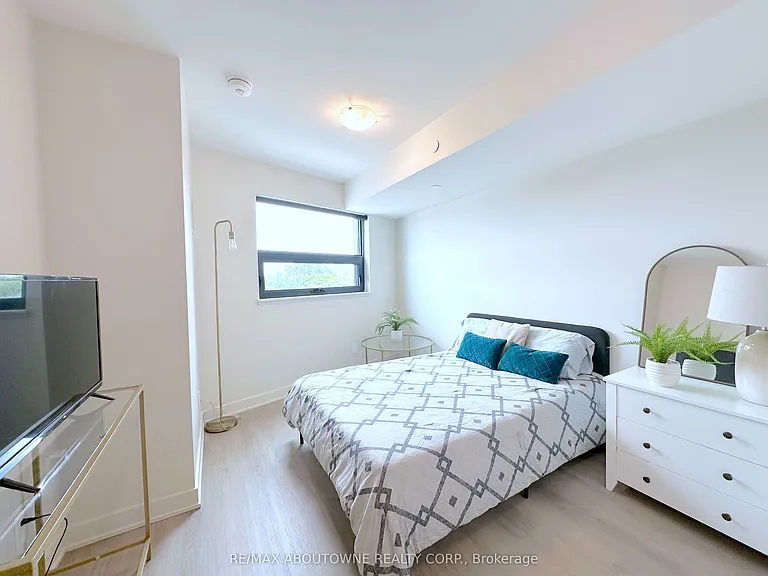 3385 Dundas St W #521 — Photo 8