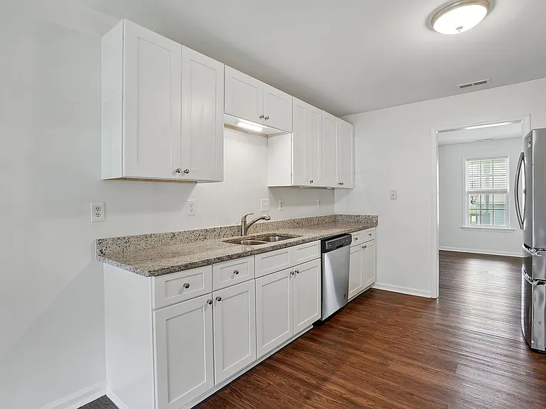 401 Whitehall Ct — Photo 11
