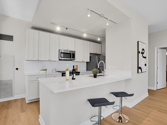 4th image of 1322 S Prairie Ave Unit 1113
