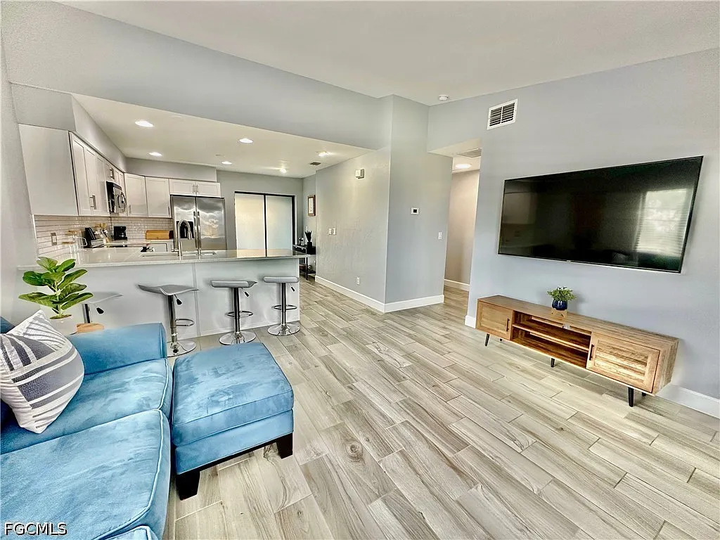 2 bed, 2.0 bath, 858 sqft, $1,700 — Photo 2