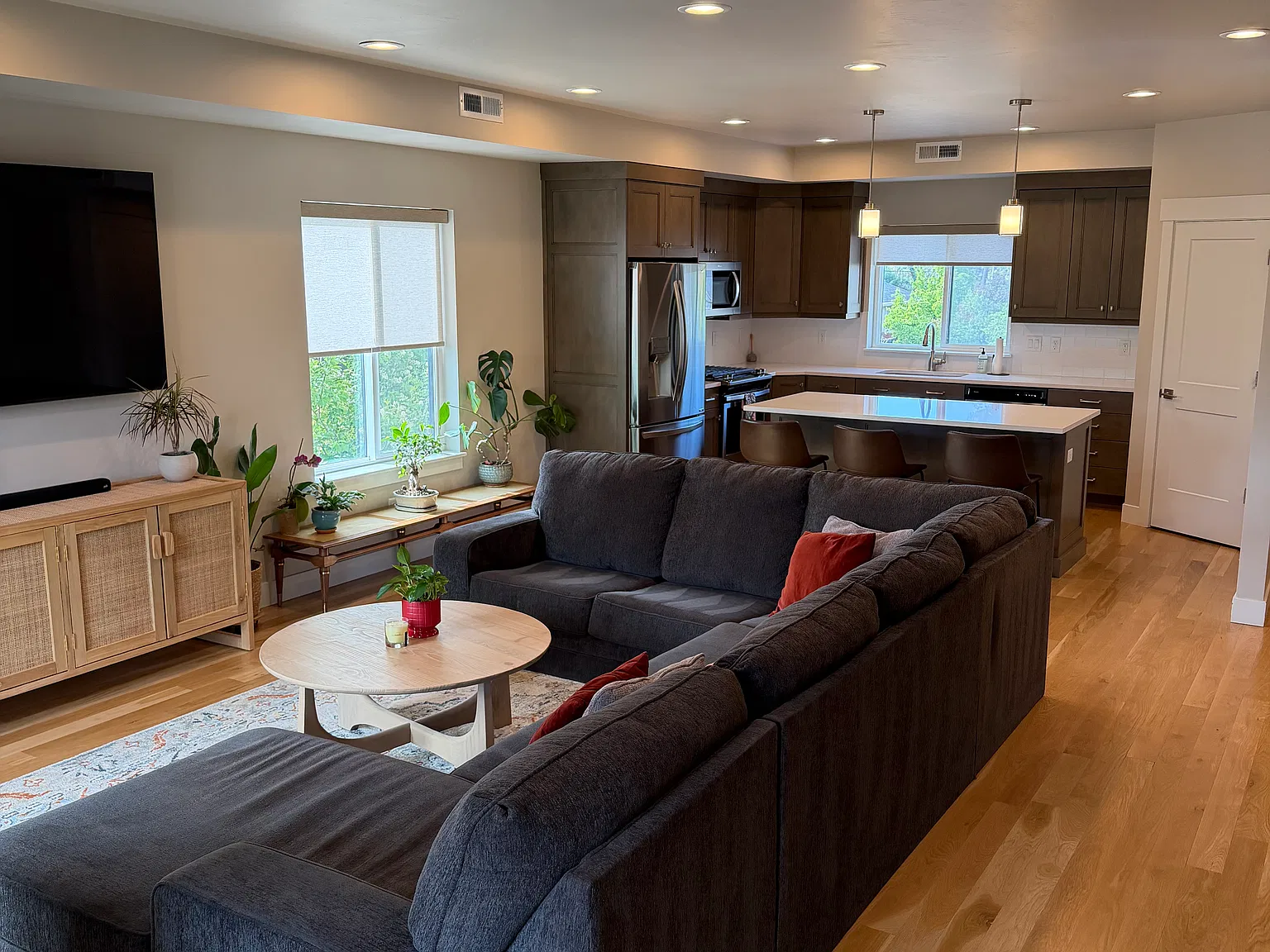 3 bed, 1950 sqft, $3,200 — Photo 2