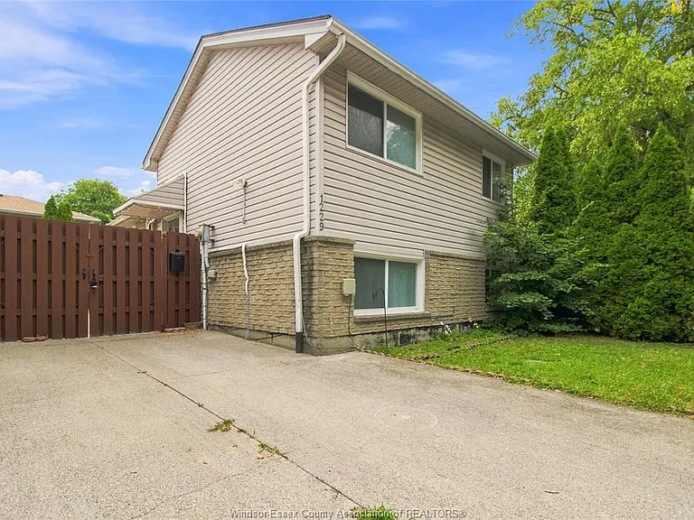 1229 Arncliffe Place — Photo 2