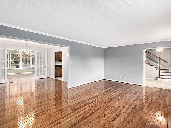 5th image of 5 Meadowknoll Dr