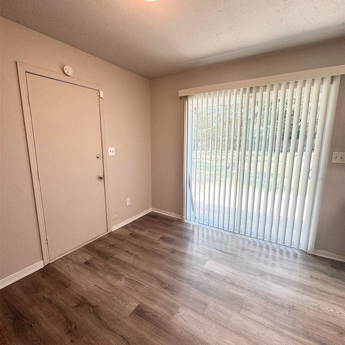 3 bed, 1000 sqft, $1,600 — Photo 4