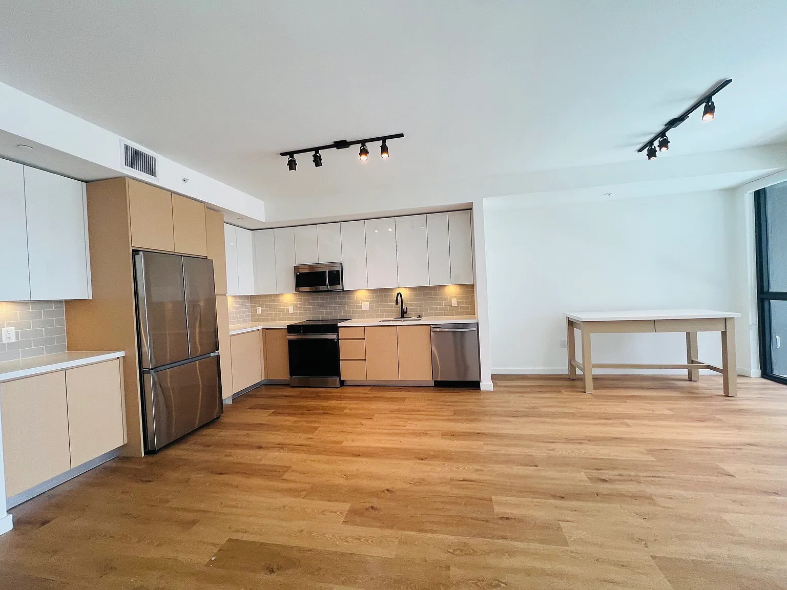 2 bed, 2.5 bath, 1550 sqft, $5,200 — Photo 3