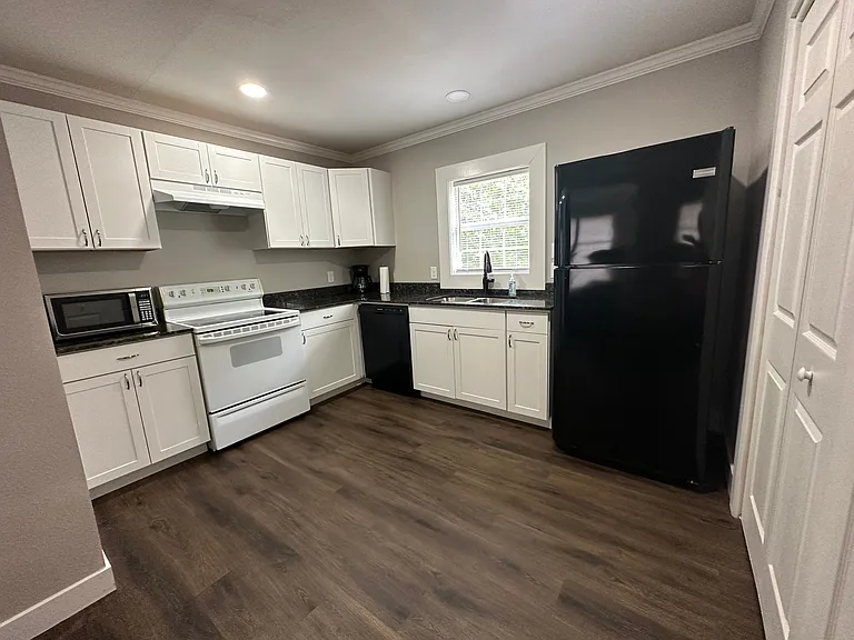 3 bed, 1.0 bath, 1000 sqft, $1,850 — Photo 10