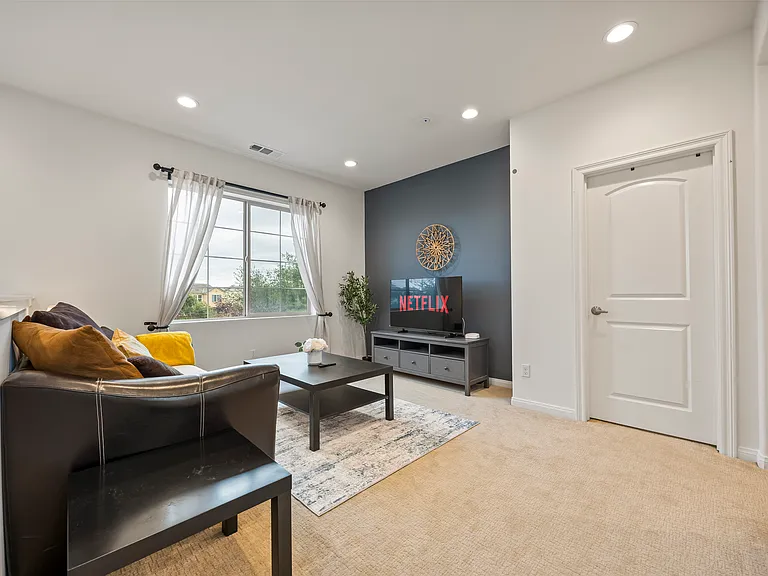 3204 E Painted Crescent St — Photo 46