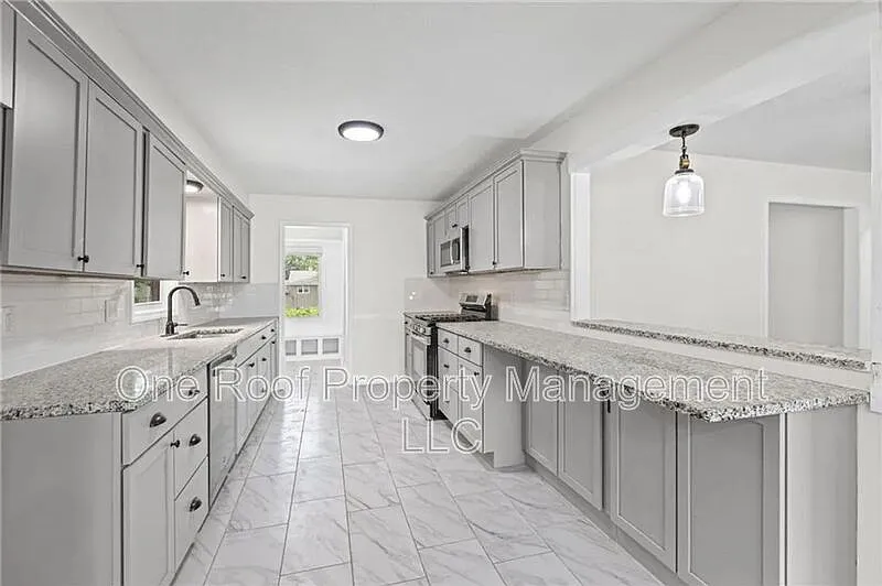4 bed, 2.0 bath, 2792 sqft, $2,395 — Photo 2