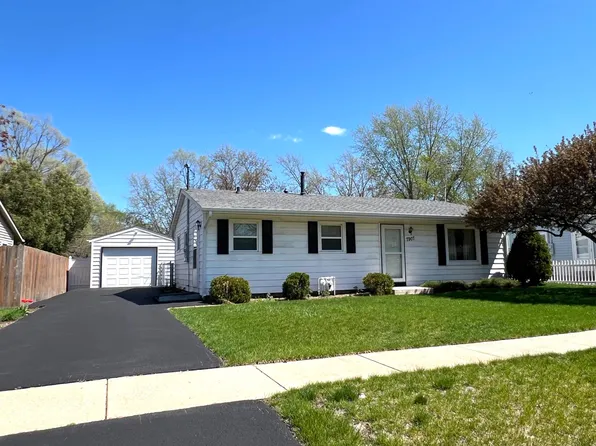7907 Scott Ln, Machesney Park, IL 61115