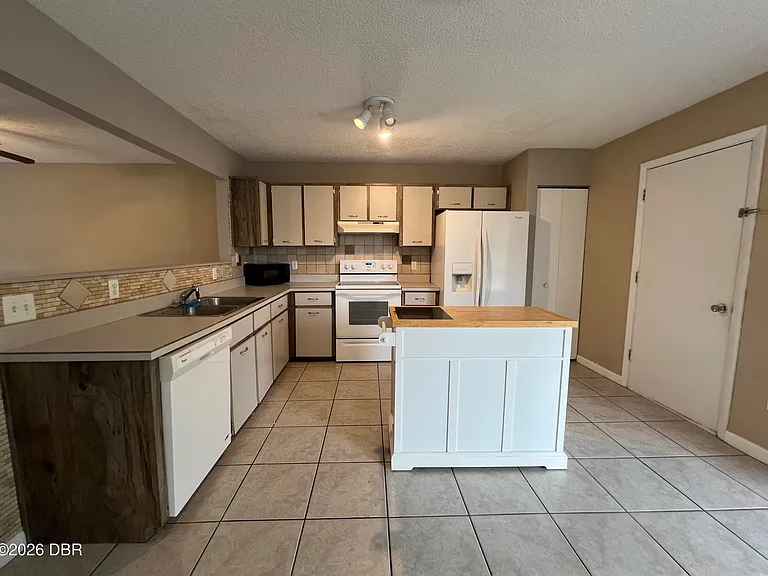100 E Baywood Sq — Photo 4