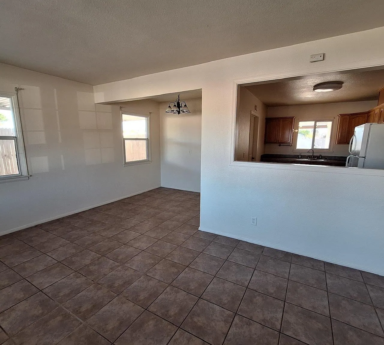 3 bed, 1.0 bath, 1101 sqft, $1,300 — Photo 3