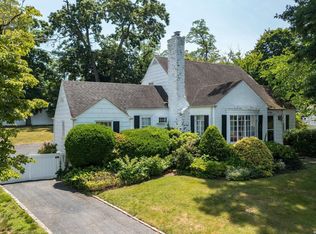 68 Woodbine Rd, Roslyn Heights, NY 11577