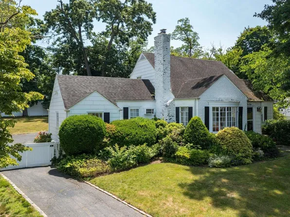 68 Woodbine Road, East Hills, NY 11577