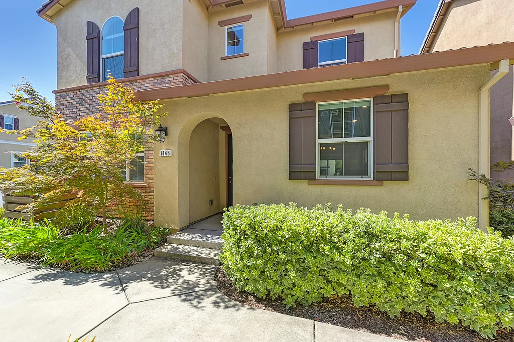 3 bed, 2.5 bath, 1684 sqft, $3,100 — Photo 4
