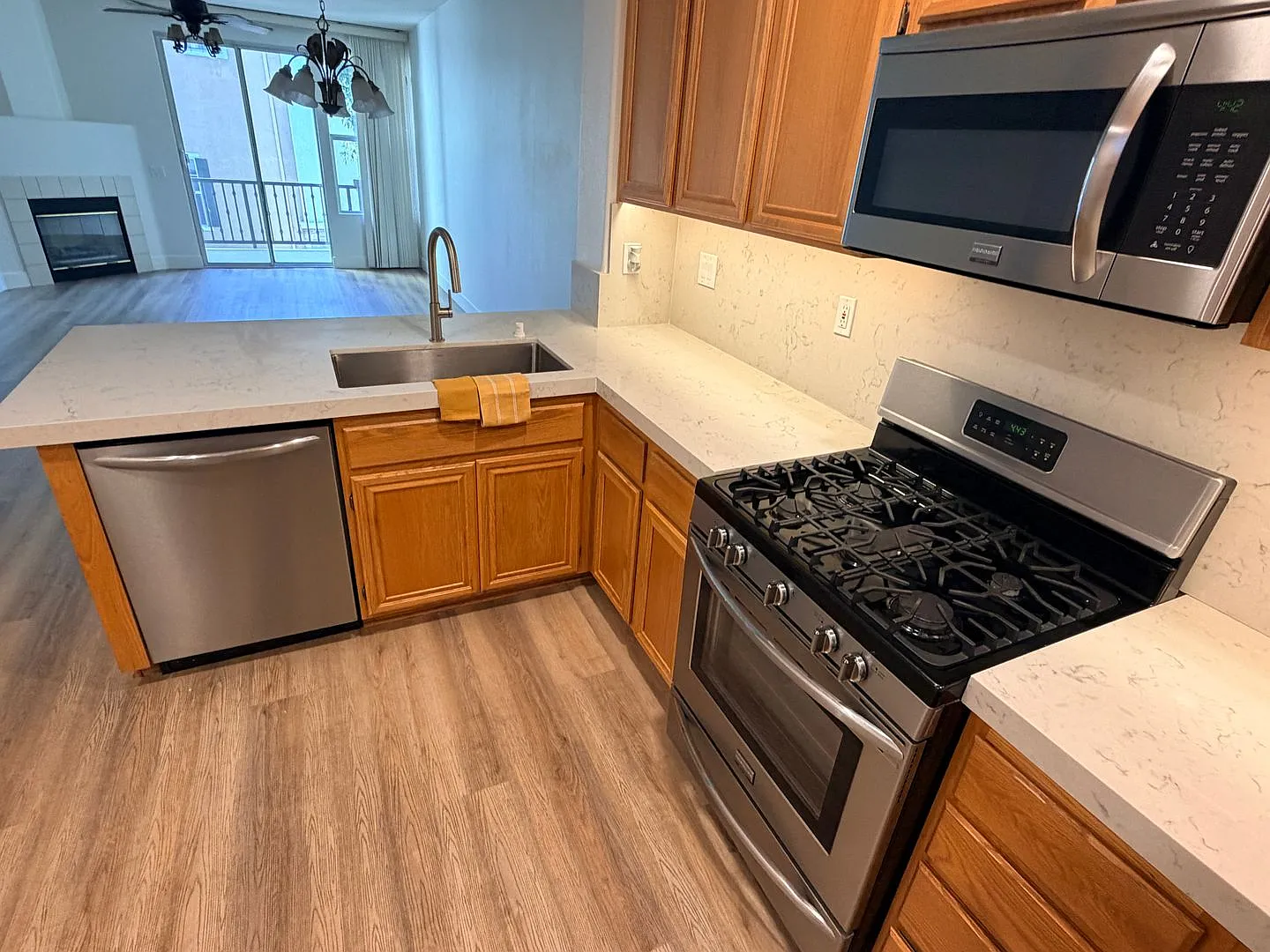 Huge price reduction - 2 bed 2.5 bath Condo in Camden Park — Photo 4