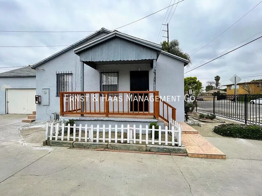 Cozy 2 Bedroom Front House Centrally Located In The City Of Compton!*Move-In Special* — Photo 2