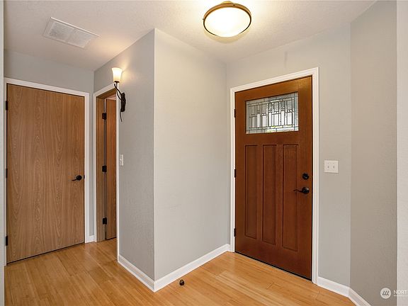 5th image of 4736 Seville Ln SE