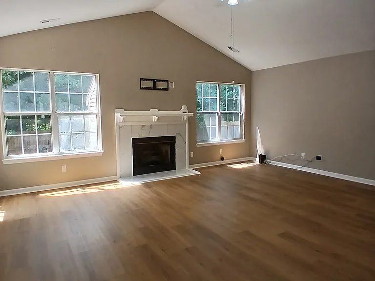 124 Mallard Dr — Photo 2