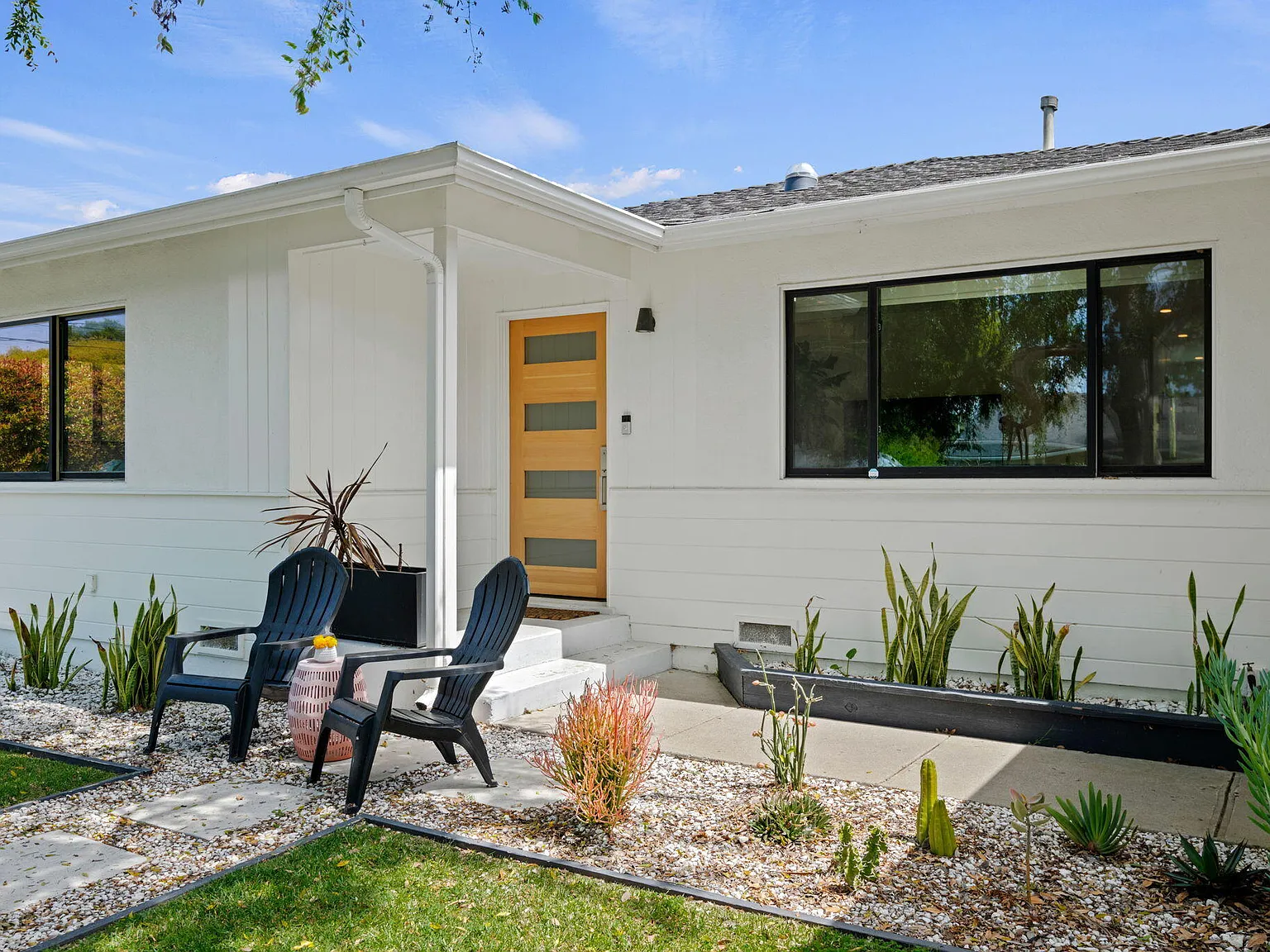 3 bed, 2.0 bath, 1616 sqft, $8,900 — Photo 4