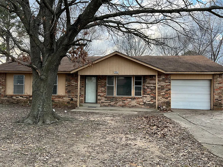 1911 Redbud St — Photo 1