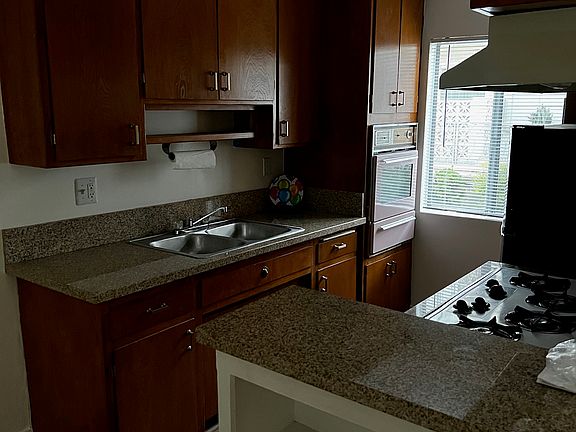 5th image of 3-5049 Denny Ave