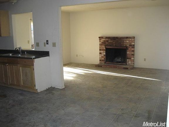 4th image of 8925 Hillcrest Ave