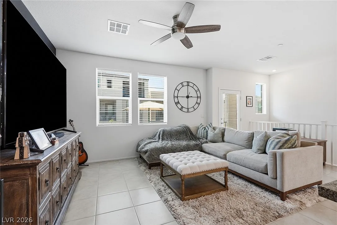 3 bed, 2.0 bath, 1364 sqft, $2,300 — Photo 4