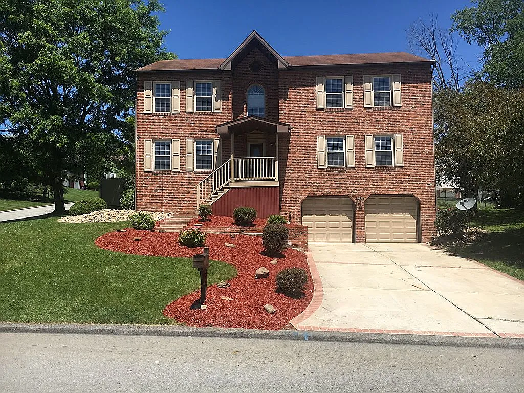 127 Carriage Dr photo 1